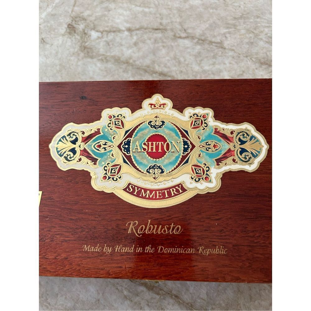 Beautiful Wooden Cigar Box - Picture 2 of 6